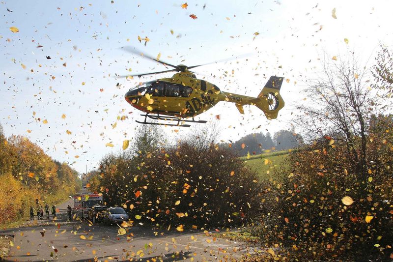 Der ADAC-Rettungshubschrauber startet in herbstlicher Umgebung (Foto: Ann-Iren Ossenbrink / ADAC)