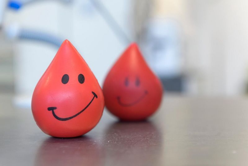 Bälle in Form von Blutstropfen mit lachendem Gesicht
